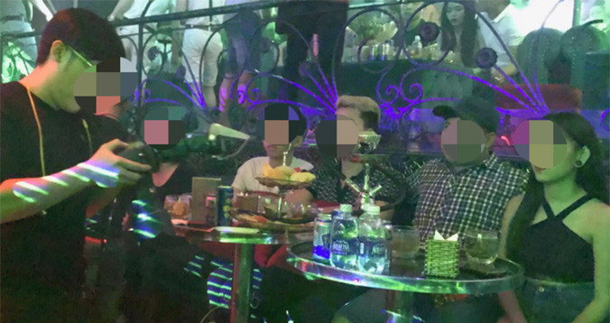 Một nhóm trẻ tổ chức sinh nhật.