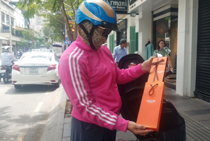 Đem hàng đến cửa hàng Khaisilk đòi trả nhưng không được do cửa hàng đóng.