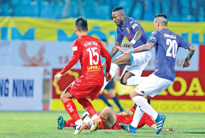 Sau khi bị dư luận phản ứng dữ dội, Samson mới bị phạt nguội treo giò 2 trận ở tình huống “tranh chấp bóng mang tính chất liều lĩnh”, theo đánh giá của BTC V-League. Ảnh: VSI.