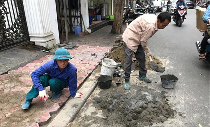 Thay thế gạch block trên phố Mai Hắc Đế (quận Hai Bà Trưng).