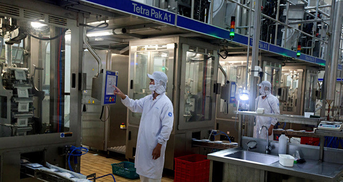  Nhà máy sữa Vinamilk được trang bị dây chuyền sản xuất sữa tươi tiệt trùng. Ảnh: Nhật Minh.