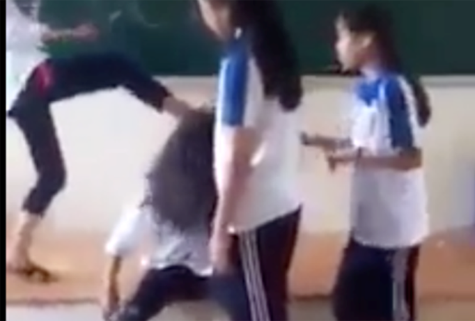 Cảnh nữ sinh bị đánh đập dã man (ảnh cắt từ clip)