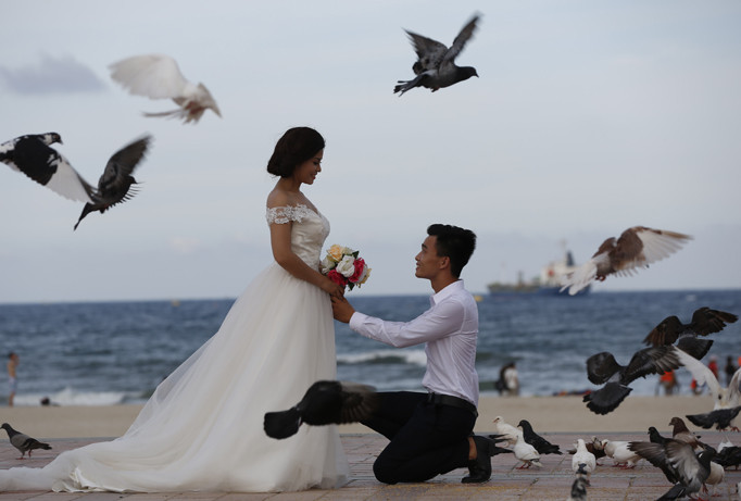 Ai cũng mong bình yên sau hôn nhân, nhưng cuộc sống luôn là ẩn số thử thách tình yêu. Ảnh minh họa: Hồng Vĩnh.