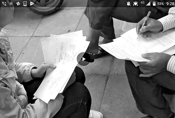  “Cò” đang nhận hồ sơ, làm thủ tục cho khách.