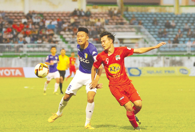 Pha đi bóng khéo léo của Văn Toàn (phải) dẫn đến bàn ấn định chiến thắng 3-2 cho HAGL. Ảnh: VSI.