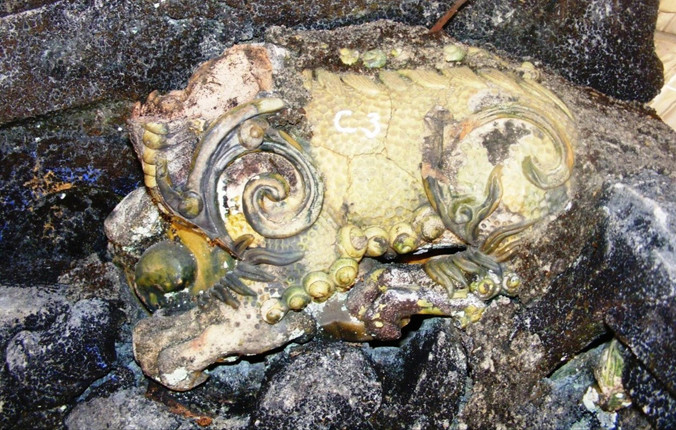 Con nghê “biến mất” sau khi trùng tu lăng vua, được đưa đi phục chế tại Bát Tràng, Hà Nội.