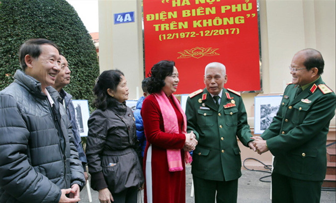 Phó Bí thư Thường trực Thành ủy Hà Nội Ngô Thị Thanh Hằng trao đổi với các đại biểu dự Hội thảo.