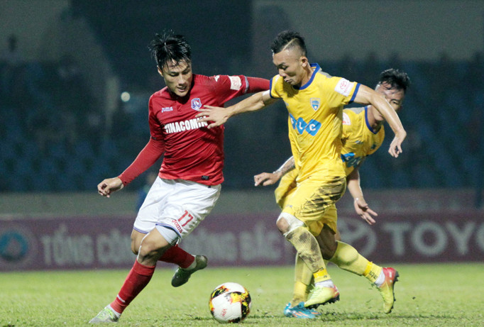 FLC Thanh Hoá (phải) có vượt qua B.Bình Dương chiều nay để tái chiếm ngôi đầu?. Ảnh: VSI.
