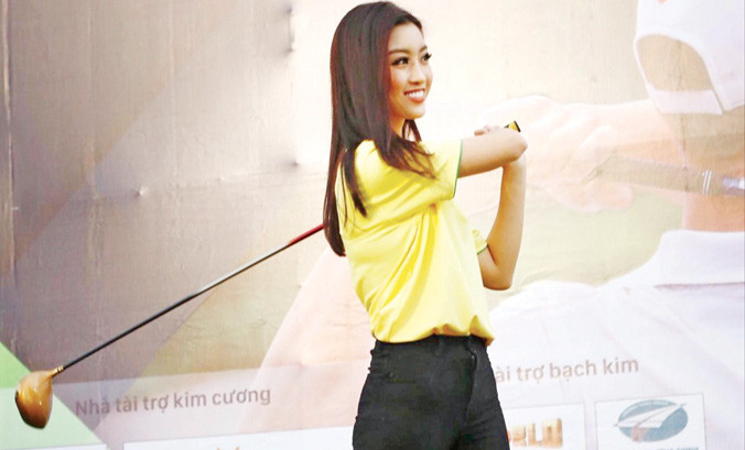 Hoa hậu Mỹ Linh vui vẻ với màn thử sức cùng gậy và bóng golf. Ảnh: Hồng Vĩnh.