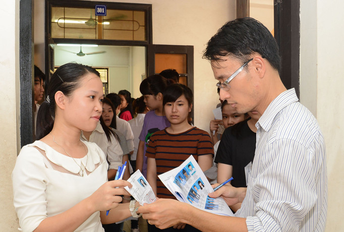 Thí sinh làm thủ tục dự thi kỳ THPT Quốc gia 2016-2017.