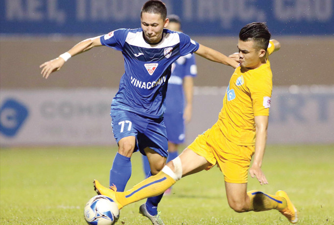 Quảng Ninh (trái) quyết thắng FLC Thanh Hoá trên sân nhà để tiến vào nhóm tranh chấp ngôi vô địch. Ảnh: VSI.