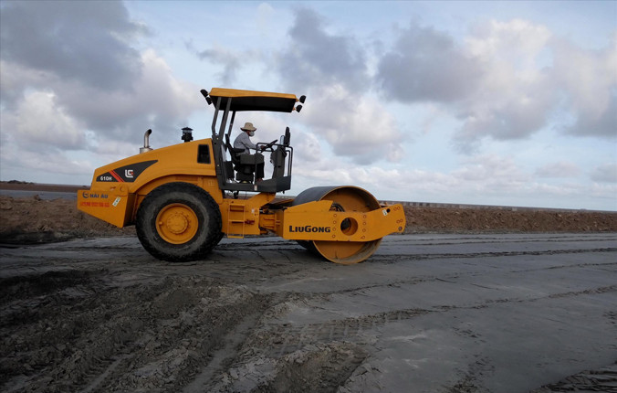 Xử lý tro xỉ tại Trung tâm nhiệt điện Duyên Hải (Trà Vinh). Ảnh: ĐD.