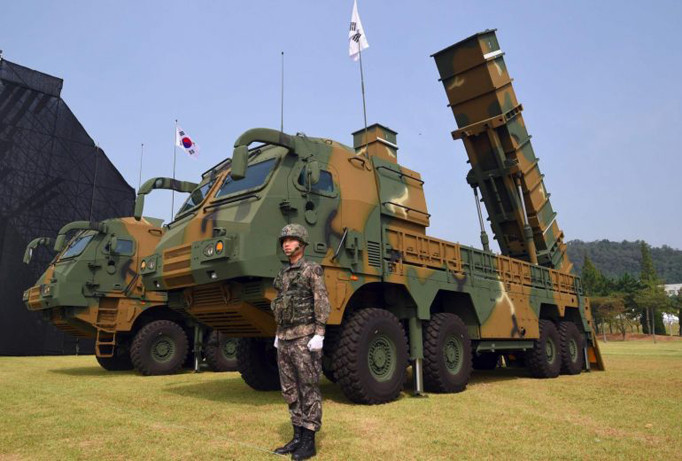 Một lính Hàn Quốc đứng bên hệ thống tên lửa đạn đạo Hyunmoo-2 trong dịp kỷ niệm ngày thành lập lực lượng vũ trang Hàn Quốc ngày 25/9. Ảnh: Getty Images.