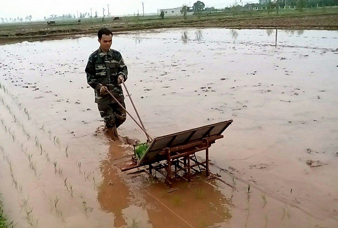 Anh Vũ Xuân Hải và sản phẩm máy cấy thủ công được nhiều nông dân lựa chọn.