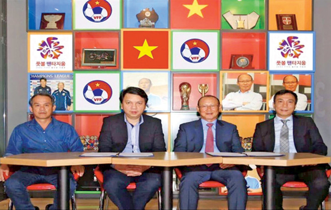 HLV Park Hang-seo (thứ 2 bên phải) sẽ là HLV ngoại đầu tiên có trợ lý đồng hương khi làm việc cùng ĐTVN. Ảnh: Đoàn Nhật.