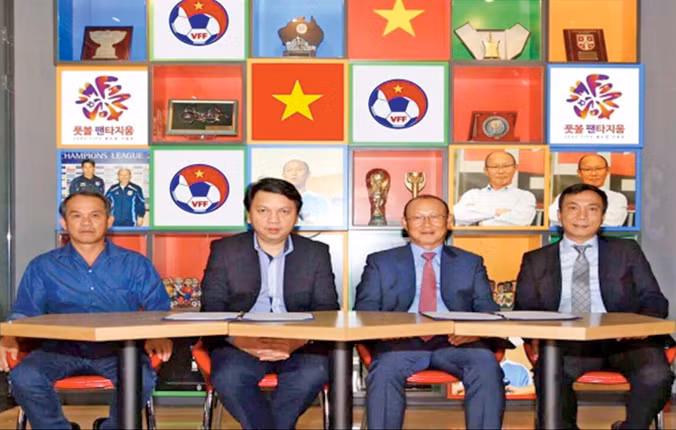 HLV Park Hang-seo (thứ 2 bên phải) sẽ là HLV ngoại đầu tiên có trợ lý đồng hương khi làm việc cùng ĐTVN. Ảnh: Đoàn Nhật.