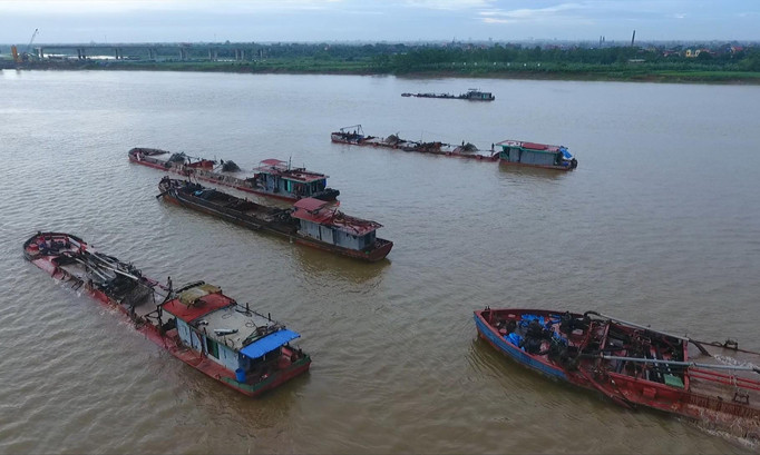 Những chiếc tàu hút cát vẫn nhộn nhịp tại ngã ba sông Hưng Yên-Thái Bình, Hà Nam. Ảnh: N.D.