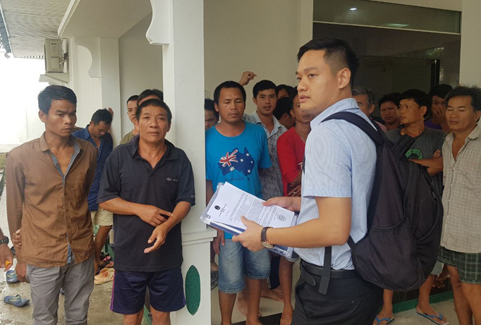 Đại diện ĐSQ Việt Nam trong buổi gặp các thuyền trưởng đang bị giam giữ ở Indonesia. Ảnh: ĐSQ Việt Nam tại Indonesia.