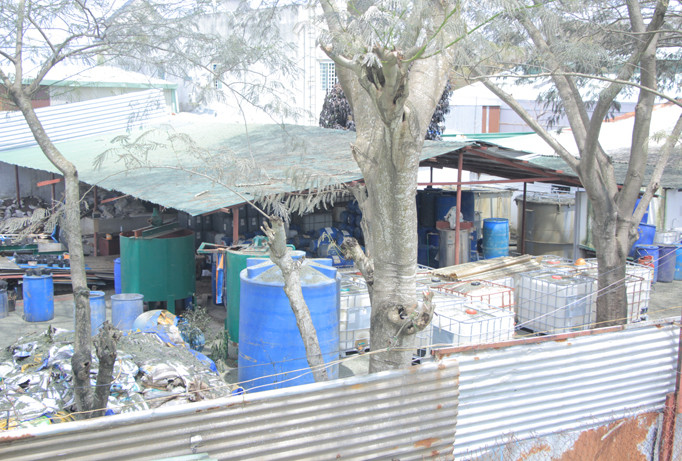 Trong cơ sở chiết nạp gas May cao su Vĩnh Lộc.