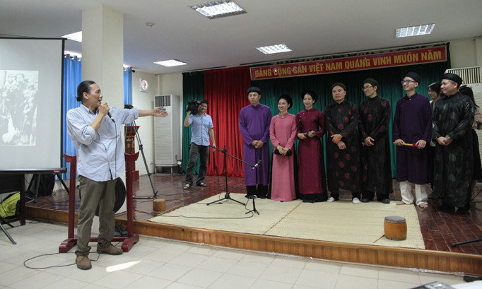 Bùi Trọng Hiền và những đào kép, quan viên đã được anh chỉnh huấn theo phương pháp tiếp cận mới. Ảnh: N.M.Hà.