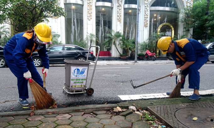 Còn nhiều tồn tại liên quan các dịch vụ công ích. Ảnh: Nhật Minh.