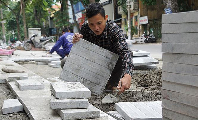 Lát đá vỉa hè bằng đá tự nhiên trên đường phố Hà Nội.