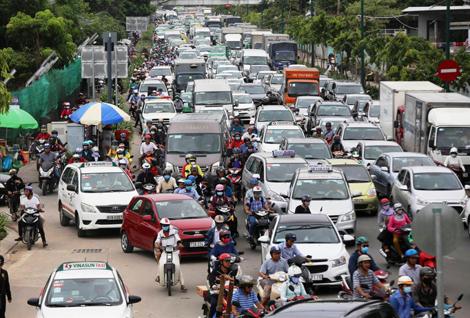 Kẹt xe kinh hoàng trên đường Trường Sơn - tuyến đường độc đạo ra vào sân bay Tân Sơn Nhất.