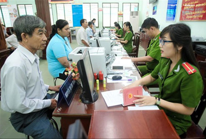 Việc gỡ bỏ hộ khẩu giúp người dân giảm bớt được nhiều phiền hà. Ảnh: PV.