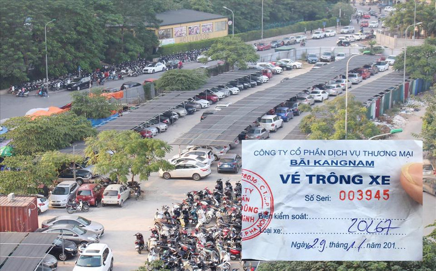 “Siêu” bãi trông xe lậu (ảnh lớn) ở phía sau tòa nhà Keangnam (quận Nam Từ Liêm), sử dụng vé tự in. Ảnh: A.Trọng