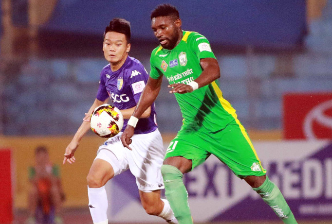 Nsi (phải) là một trong những chân sút ngoại đang dẫn đầu danh sách ghi bàn tại V-League. Ảnh: VSI.