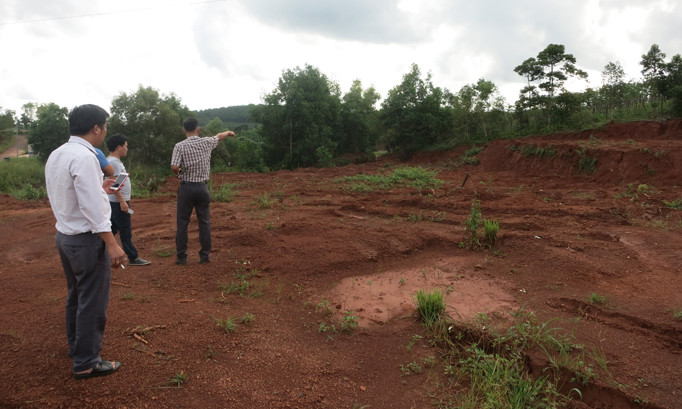 Đất quốc phòng được UBND huyện Tuy Đức (Đắk Nông) cấp sổ đỏ nằm ngay cạnh tỉnh lộ 1. Ảnh: Lữ Hồ.