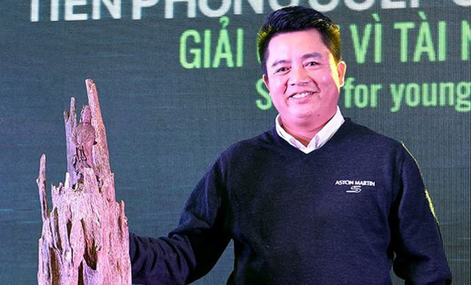 Ông Phạm Tiến Dũng đấu giá thành công pho tượng Phật bằng kỳ nam ngự trên khối trầm hương nặng 4,4kg độc đáo.