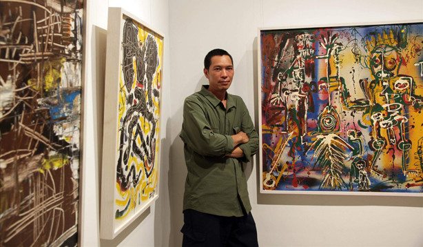 Nguyễn Văn Thể và tác phẩm đang trưng bày tại Hà Nội.
