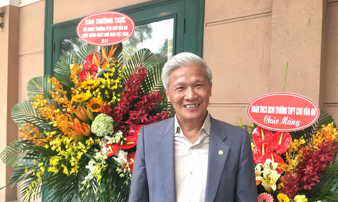 Thầy Đinh Sỹ Đại trong ngày lễ 20/11 của Trường Chu Văn An.