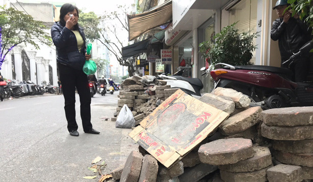Hà Nội thành “đại công trường” ngổn ngang gạch đá. Hàng loạt các tuyến phố thi công dở dang thành nơi tập kết vật liệu xây dựng. Ảnh ghi nhận trưa ngày 11/12