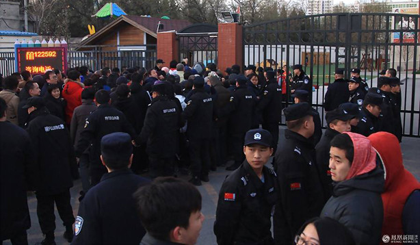 Phụ huynh trẻ em kéo đến cổng trường phản đối.