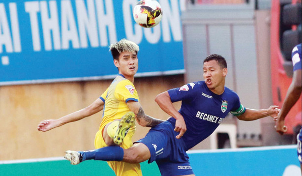 Tiền đạo Anh Đức (áo xanh) có thể trở thành chân sút nội đầu tiên đoạt danh hiệu Vua phá lưới V-League sau 15 năm? Ảnh: VSI.