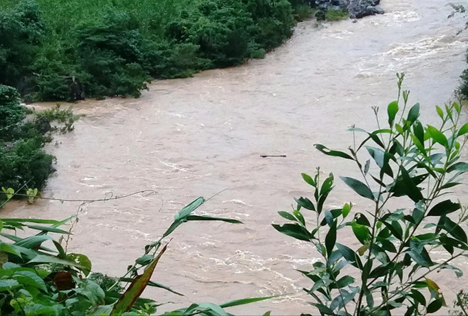  Đường đi bị “cắt”, người dân Thượng Nhật không dám liều lĩnh vượt qua sông suối hiểm trở để vào vùng sản xuất.