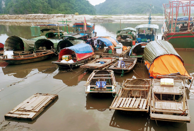 Cả gia đình 5, 6 miệng ăn chỉ trông chờ vào con thuyền cũ rách nát.