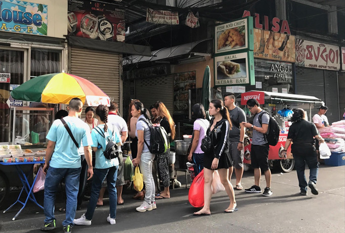 Khách du lịch xếp hàng dài vào thưởng thức món ăn đường phố.