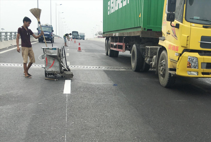 Cầu vượt Long Biên, một trong 7 dự án BT tại Hà Nội vừa hoàn thành đã hư hỏng mặt cầu.