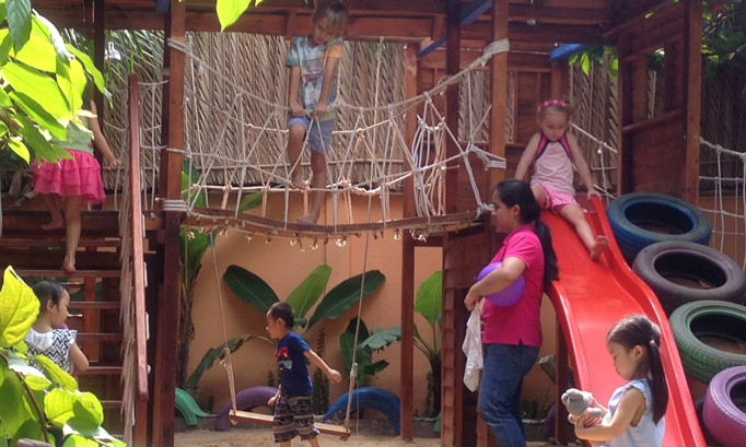 “Ôsin” ngoại không chỉ phụ giúp việc nhà mà còn trông nom con cái của gia chủ. Ảnh: UP.