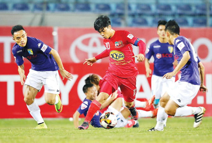  HAGL (giữa) có chặn được bước tiến của đội bóng thủ đô? Ảnh: VSI.