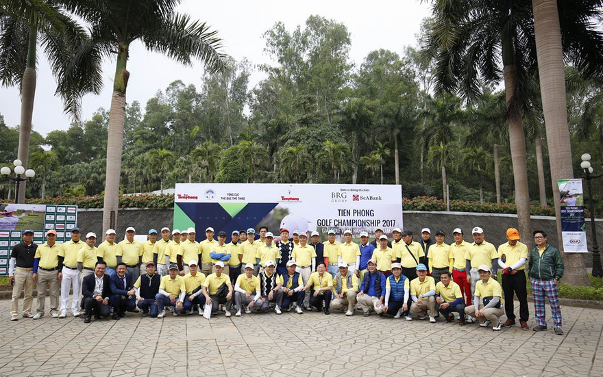 Một số golfer chụp ảnh lưu niệm với BTC trước khi vào thi đấu.