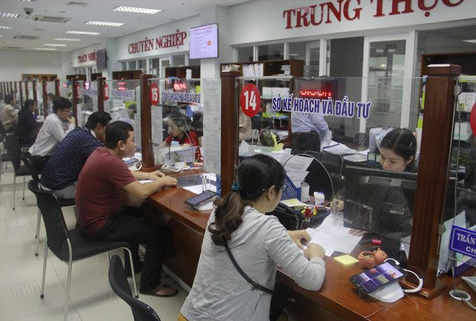 Người dân giao dịch tại trung tâm hành chính TP Đà Nẵng. Thời gian qua, Đà Nẵng đã có nhiều nỗ lực tinh giản bộ máy.