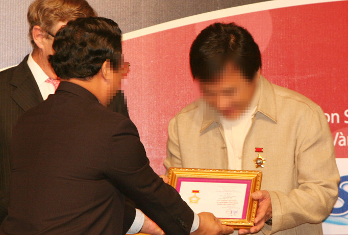 Sắp tới nghị định sẽ siết chặt như: Không tặng quà, biểu trưng, biểu tượng và chiêu đãi trong các hoạt động kỷ niệm. Ảnh minh họa:Ngọc Châu. 