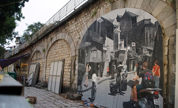 Nghệ sĩ Việt tiếp tục thực hiện công việc dang dở ở phố bích họa Phùng Hưng. Ảnh:Mạnh Thắng.