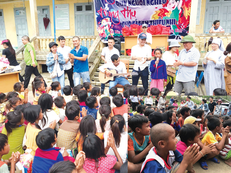 Tiếng đàn, tiếng hát của đoàn từ thiện và các cháu nhỏ đồng bào A Rem hòa quyện giữa núi rừng Trường Sơn; Các cháu nhỏ hào hứng với Tết Trung thu do đoàn thiện nguyện tổ chức (ảnh nhỏ). Ảnh: H.N.