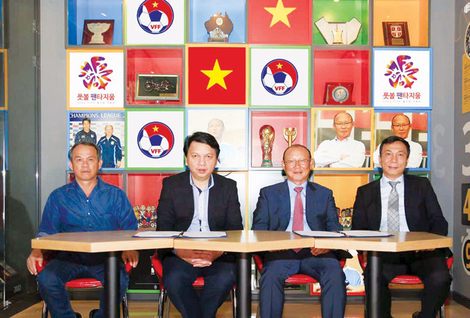 HLV Park Hang-seo (thứ 2 từ phải qua) và lãnh đạo VFF tại Hàn Quốc.