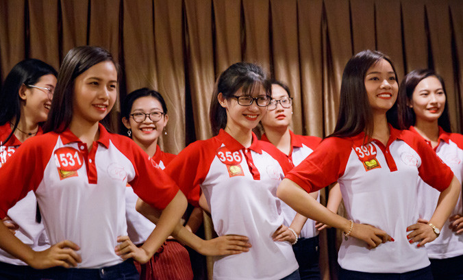 Các thí sinh sẵn sàng bước vào đêm chung kết.